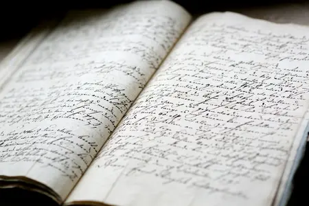 aufgeschlagenes Buch mit alter Schrift